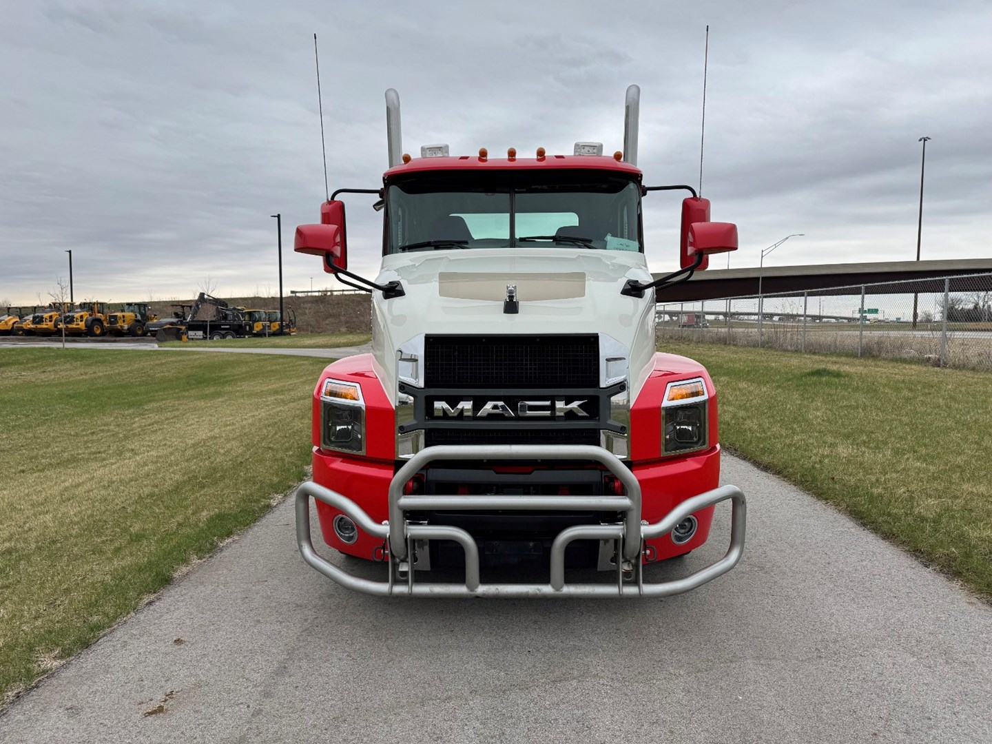 Used 2023 Mack Anthem Daycab - image 2